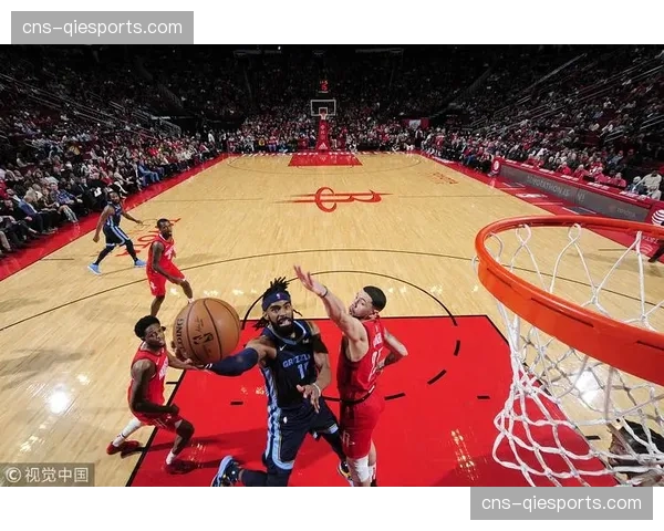 特写:洛里昂老将勒费埃点球命中后亲吻队徽,主场观众起立致敬 特写:洛里昂老将勒费埃点球命中后亲吻队徽,主场观众起立致敬