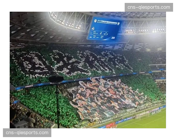 场边一幕：看台上，博洛尼亚球迷展示巨幅Tifo致敬已故俱乐部传奇